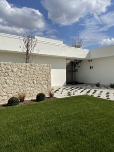 villa moderna con elementi in marmo e pietra 6