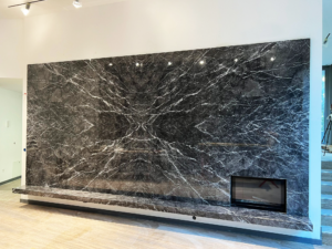 parete tv e camino in marmo grigio carnico