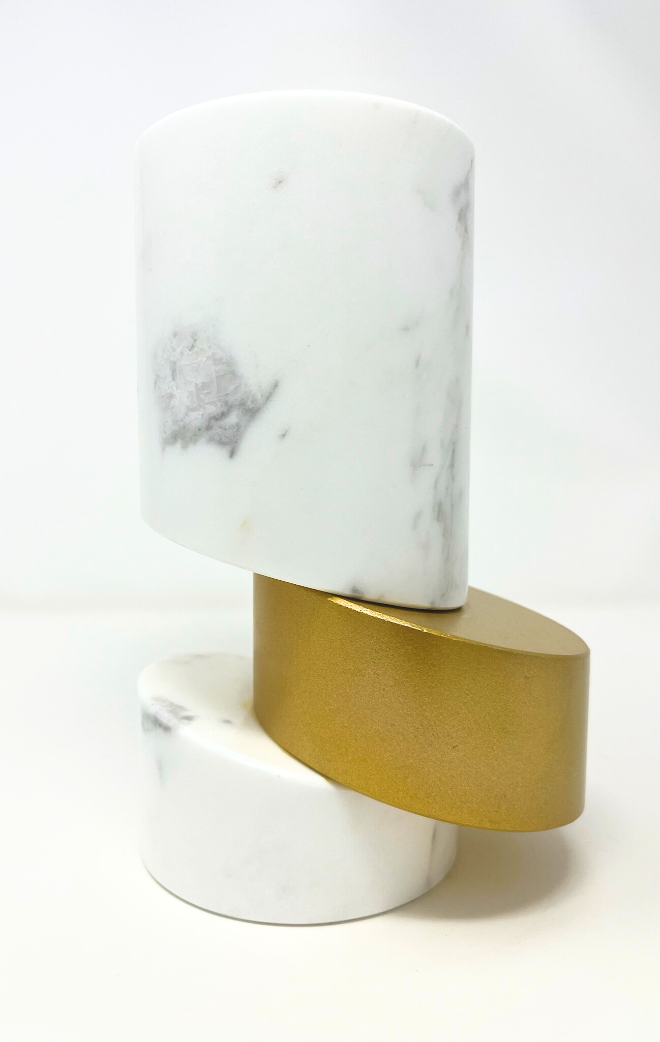 brass vaso di design in marmo calacatta oro