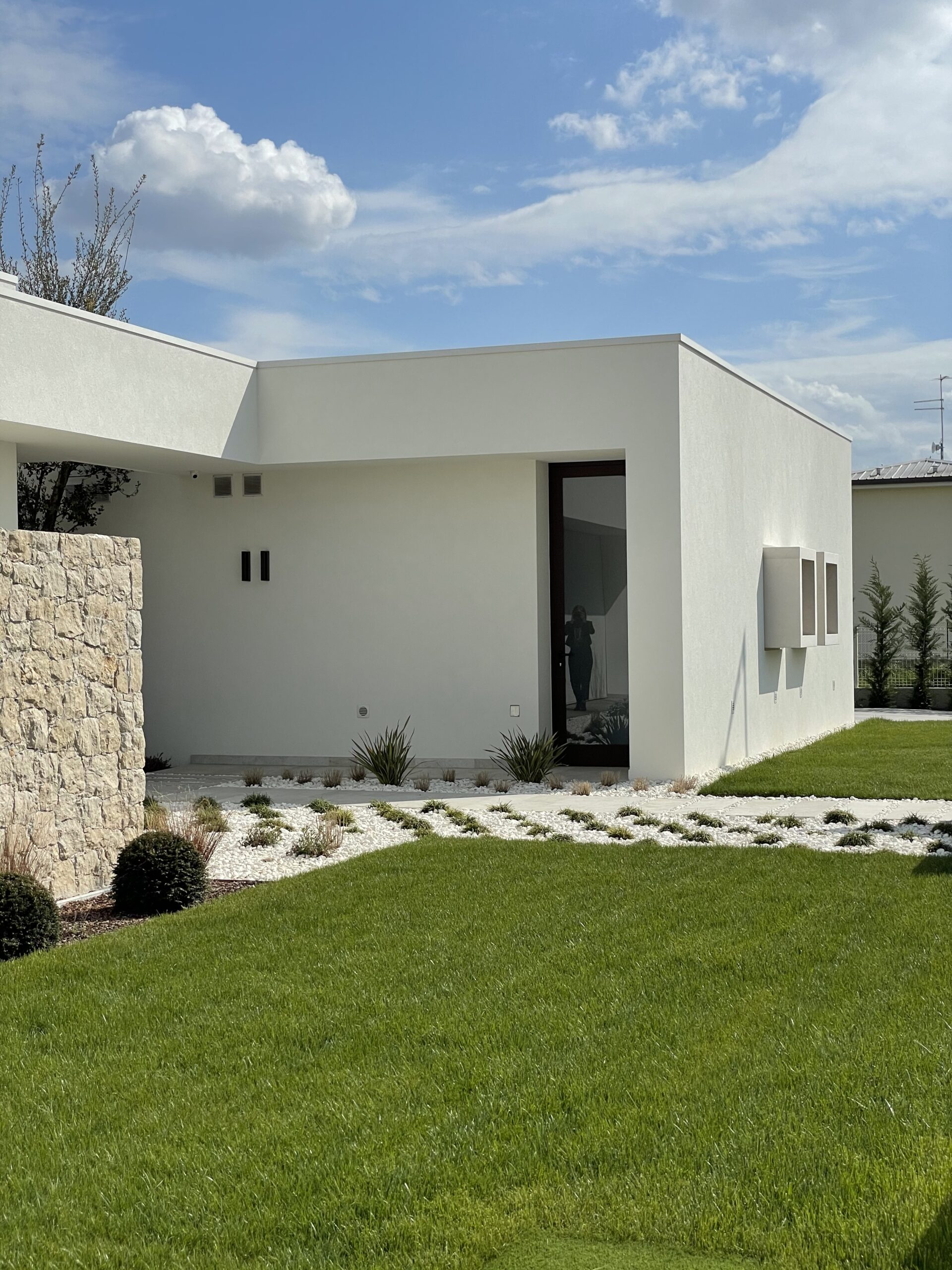 villa moderna design elementi in pietra