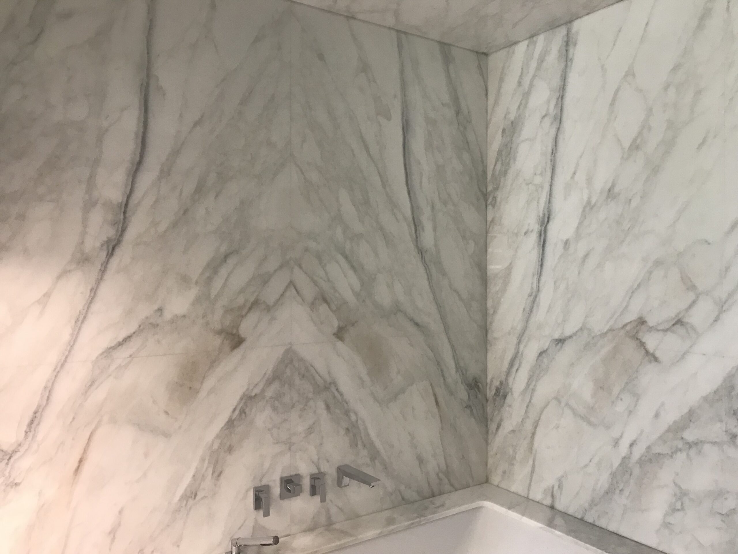 bathtub marble walls