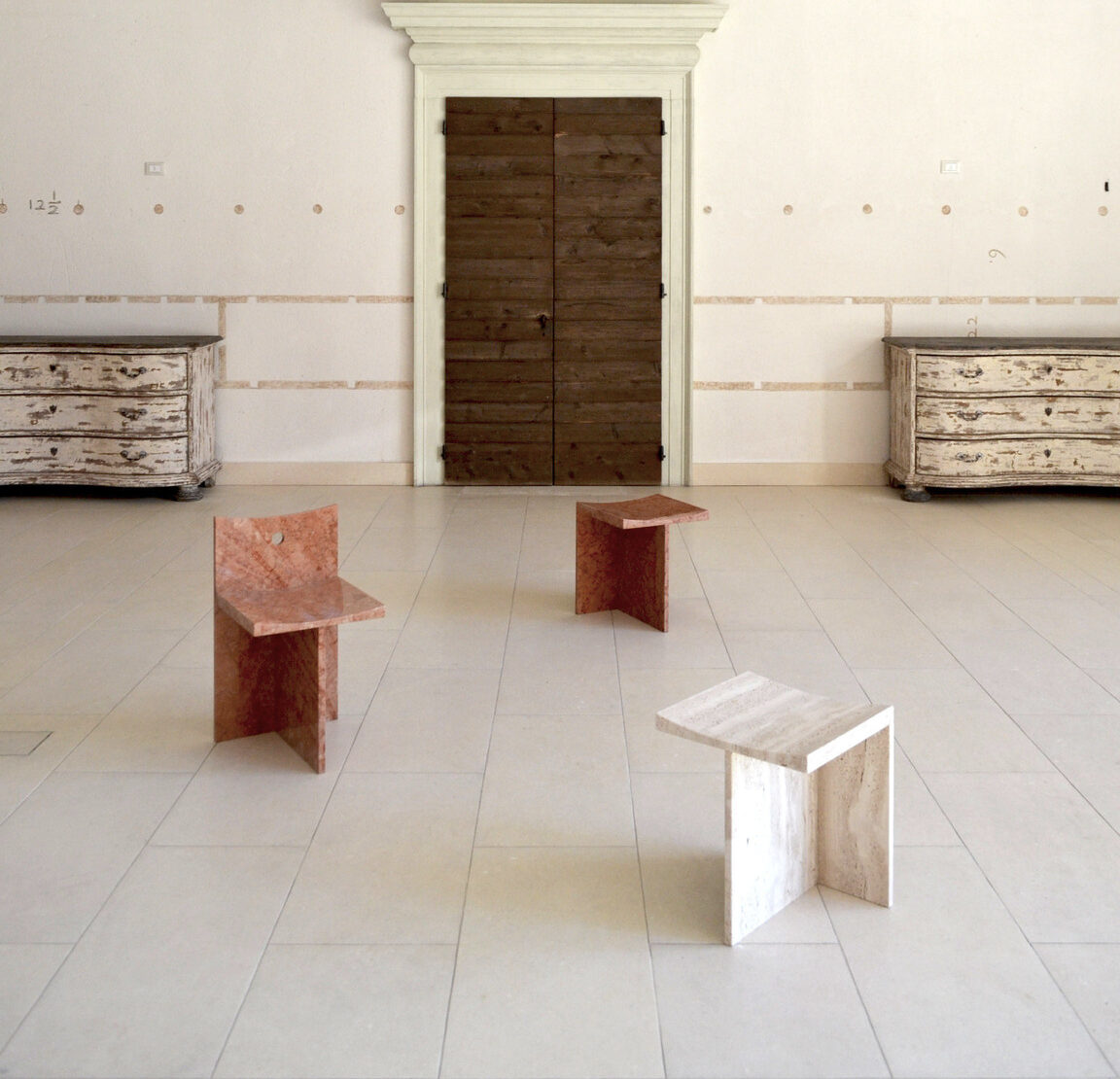 thebes sgabello e sedia di design in marmo