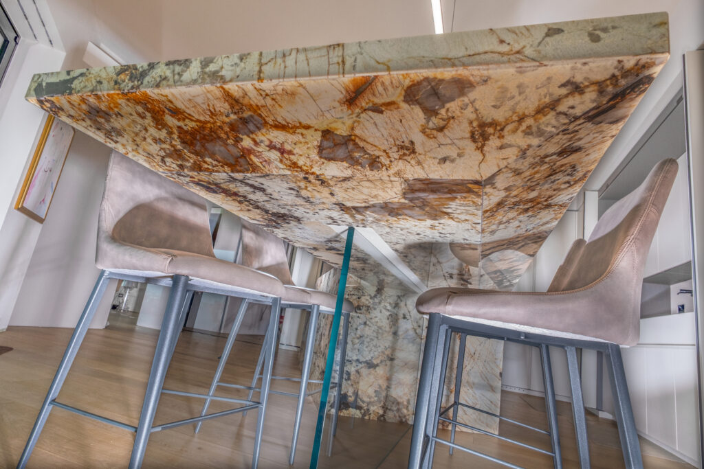 cucina marmo e vetro