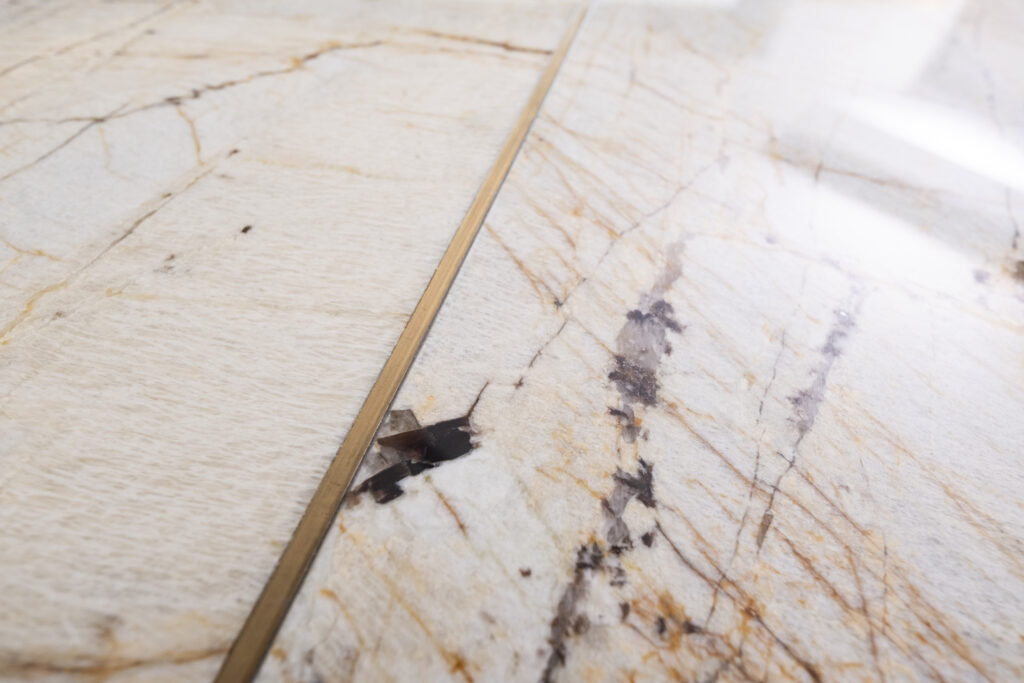 dettaglio intarsio ottone