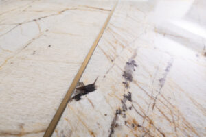 dettaglio intarsio ottone