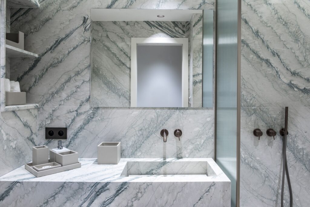 bathroom in cipollino verde