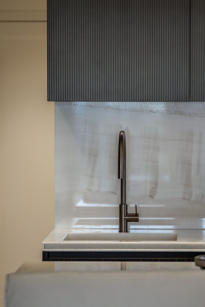 kitchen backsplash in ivory onyx