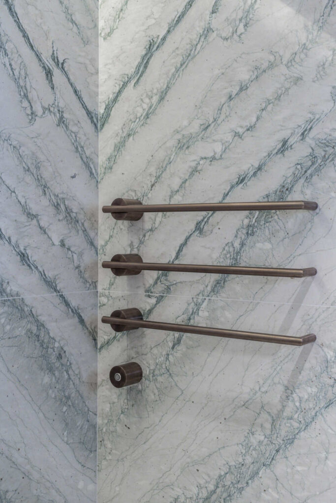 shower wall in marble cipollino verde